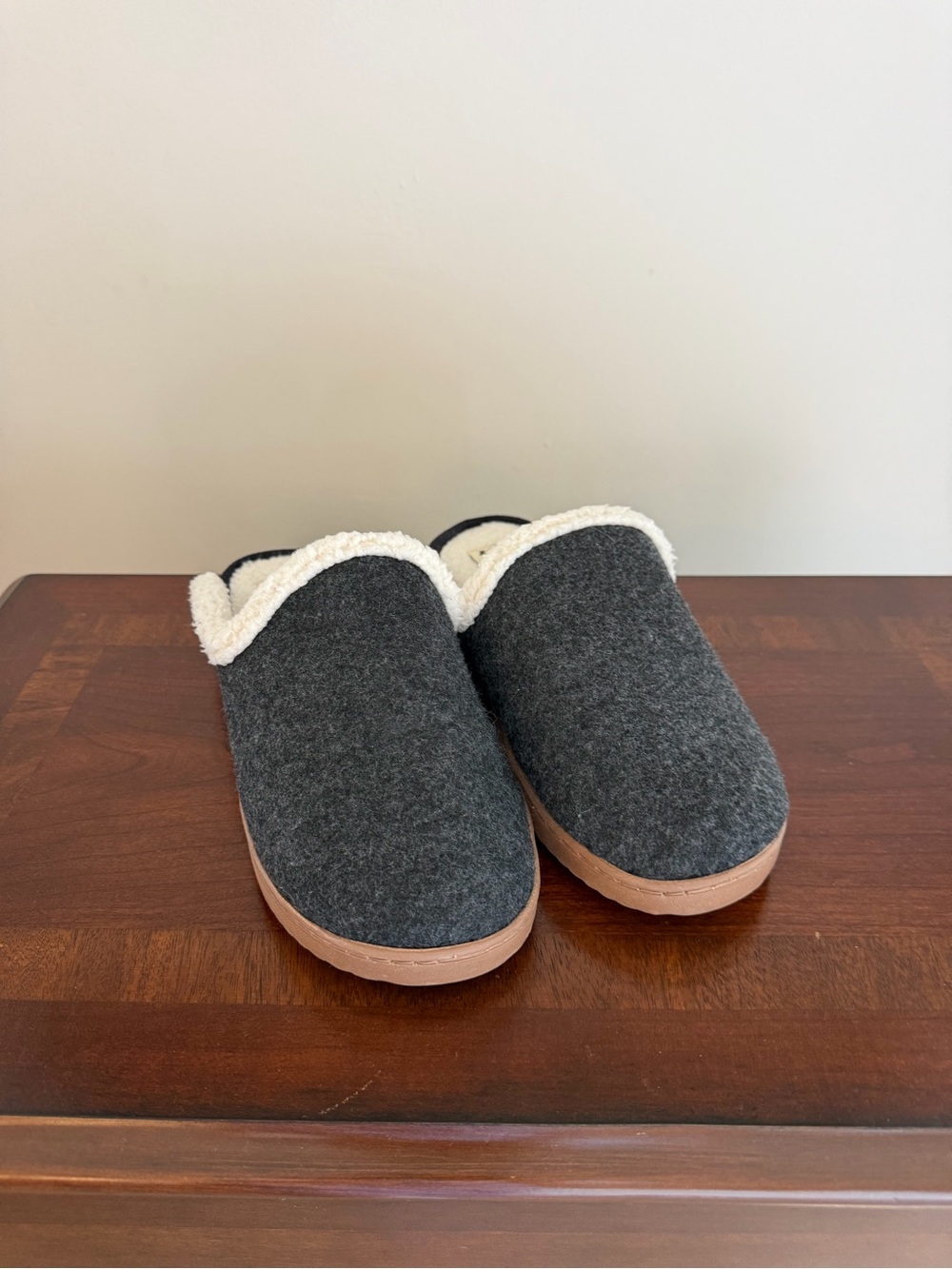 DLuxe by Dearfoams Charcoal Gray Slip-On Sherpa-Lined Women’s Slippers Size 7-8